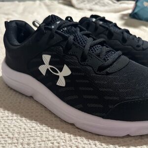 Men’s black underarmour shoes. Size 13 USA.